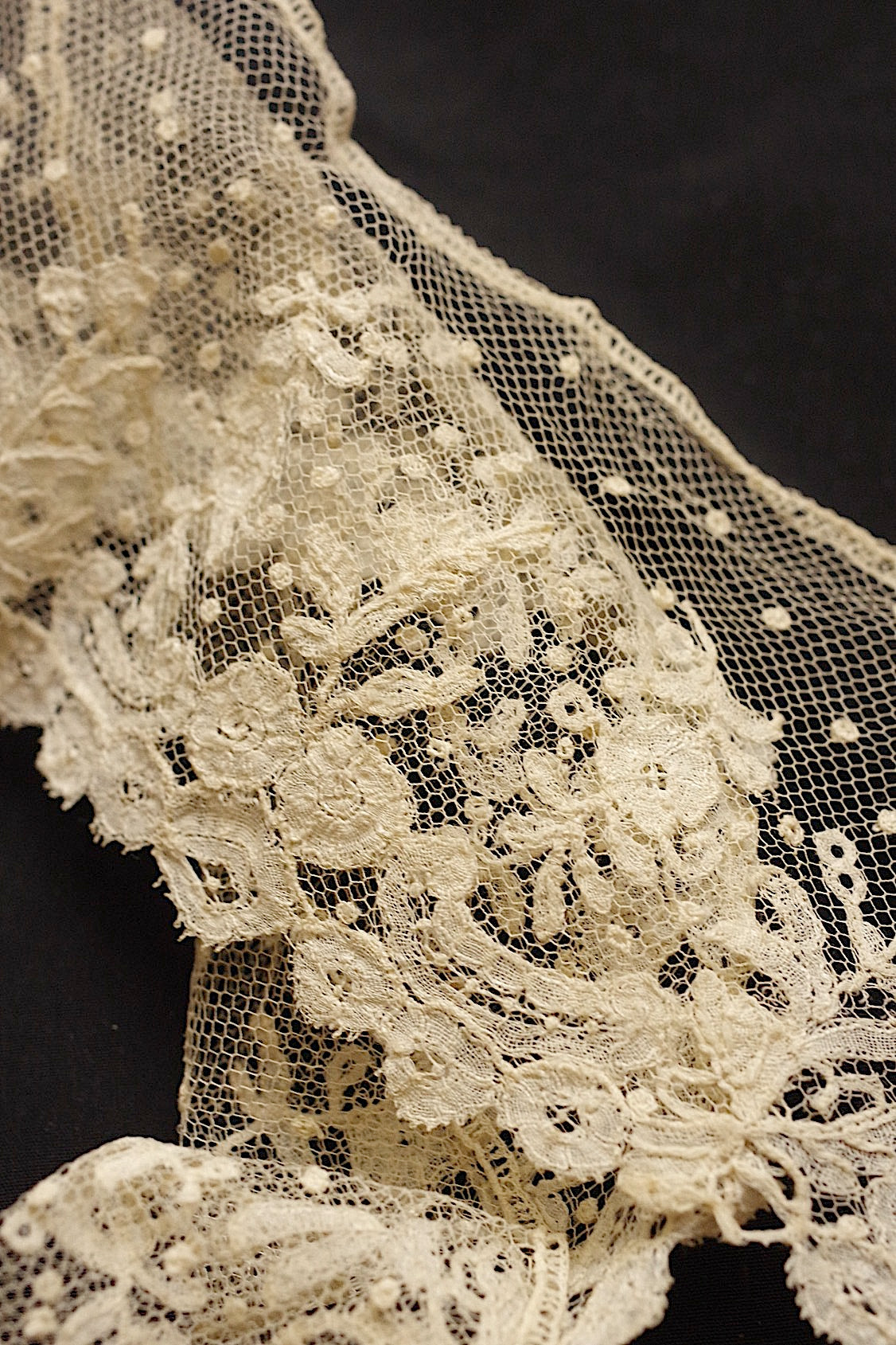 アンティークレース　dentelle ancienne アプリカッションアングレテール .FR a l'epoque