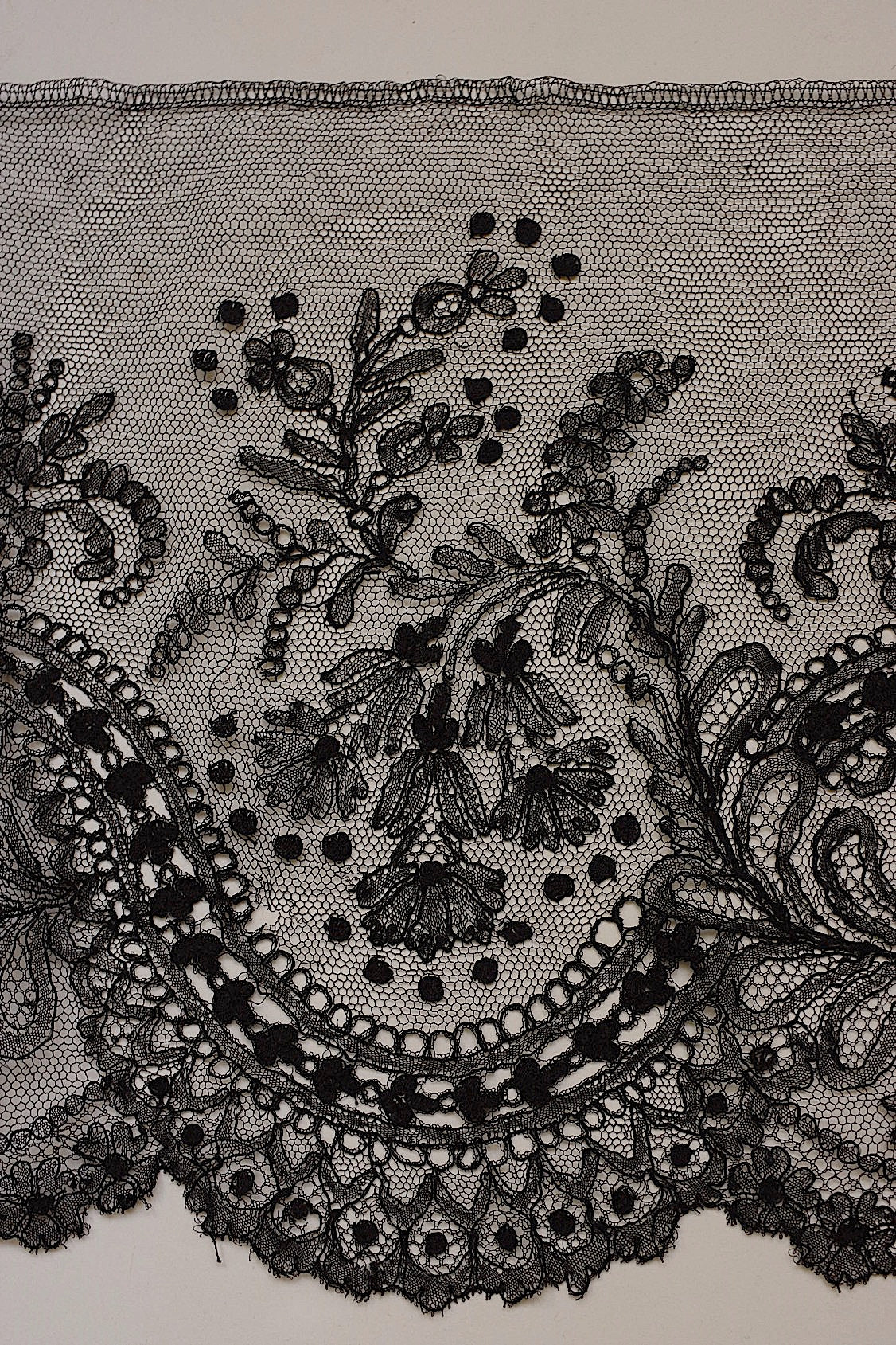 アンティークレース　dentelle ancienne 黒レース　シャンティイ　530cm .FR a l'epoque