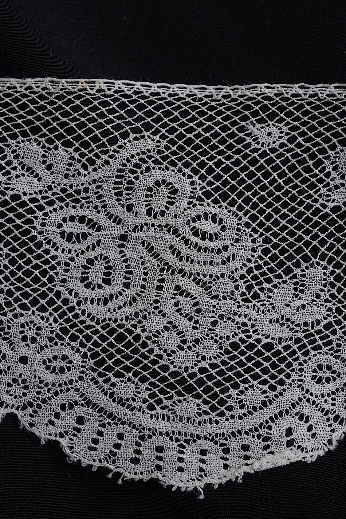 アンティークレース　dentelle ancienne 310cm 110cm 310cm .FR a l'epoque