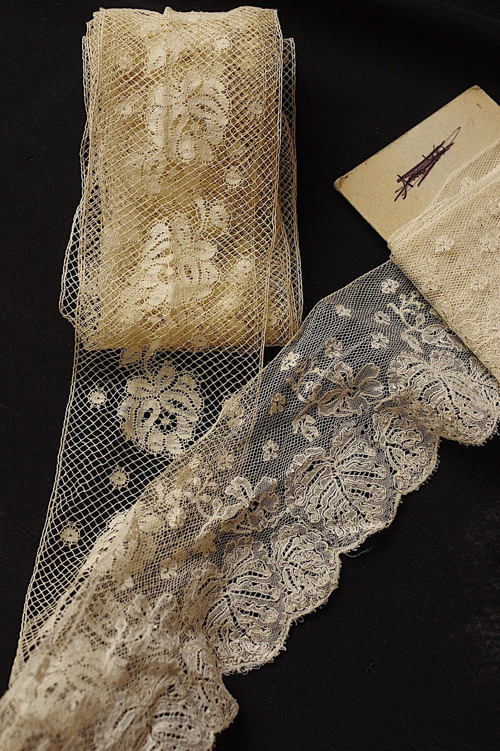 アンティークレース　dentelle ancienne 165cm 145cm .FR a l'epoque