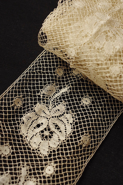 アンティークレース　dentelle ancienne 165cm 145cm .FR a l'epoque