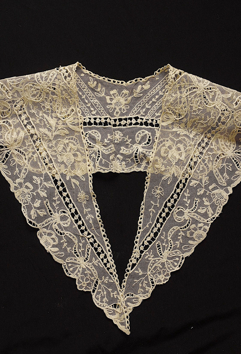 アンティークレース　dentelle ancienne 刺繍レース襟　 .FR a l'epoque