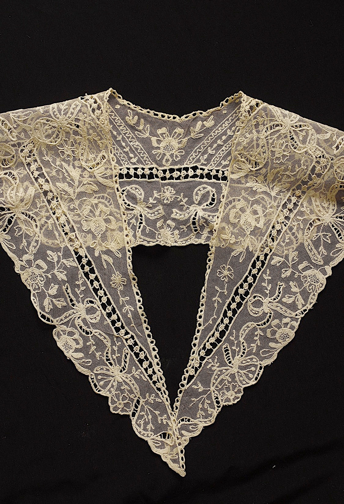 アンティークレース　dentelle ancienne 刺繍レース襟　 .FR a l'epoque