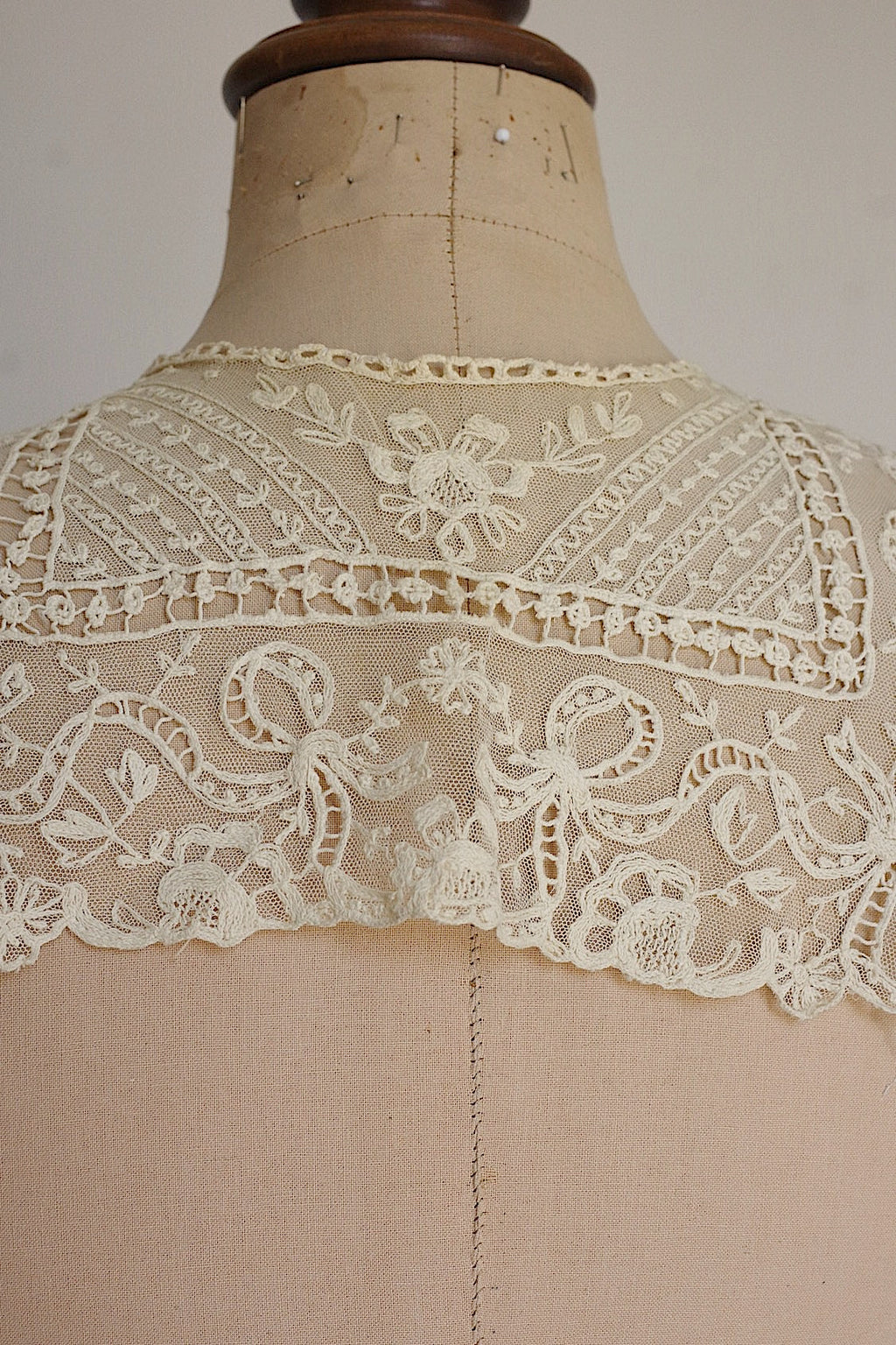アンティークレース　dentelle ancienne 刺繍レース襟　 .FR a l'epoque