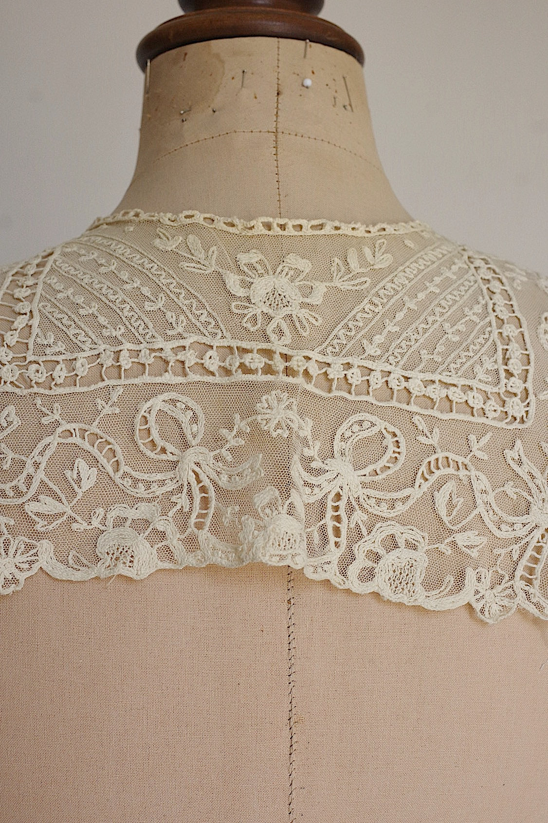 アンティークレース　dentelle ancienne 刺繍レース襟　 .FR a l'epoque