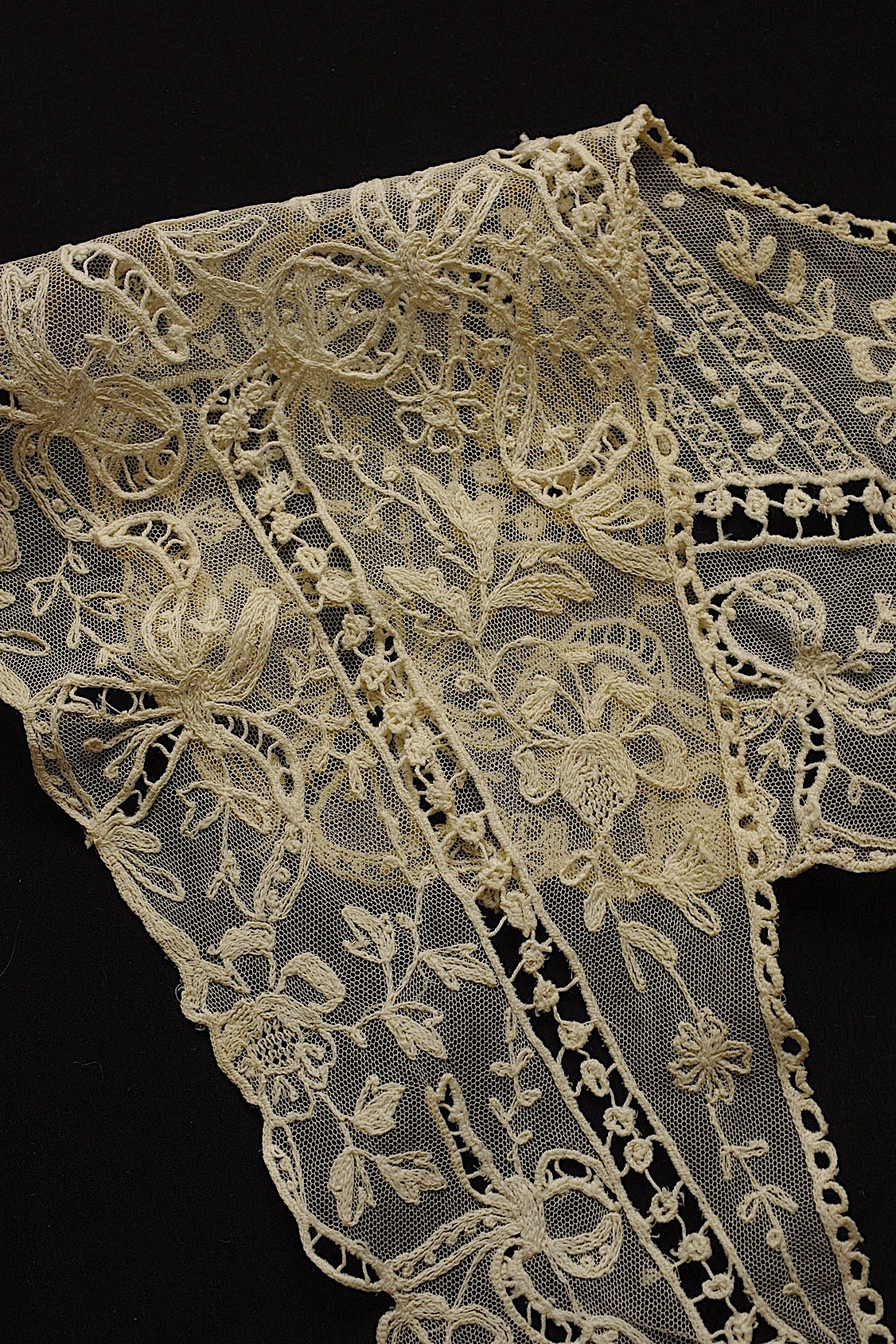 アンティークレース　dentelle ancienne 刺繍レース襟　 .FR a l'epoque
