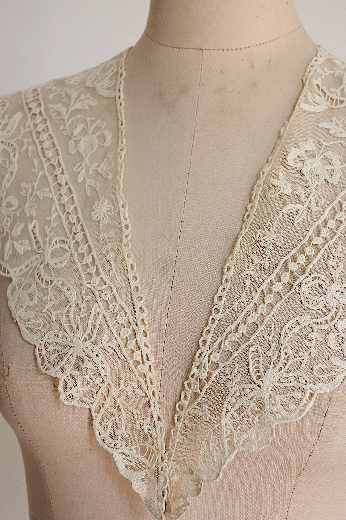 アンティークレース　dentelle ancienne 刺繍レース襟　 .FR a l'epoque