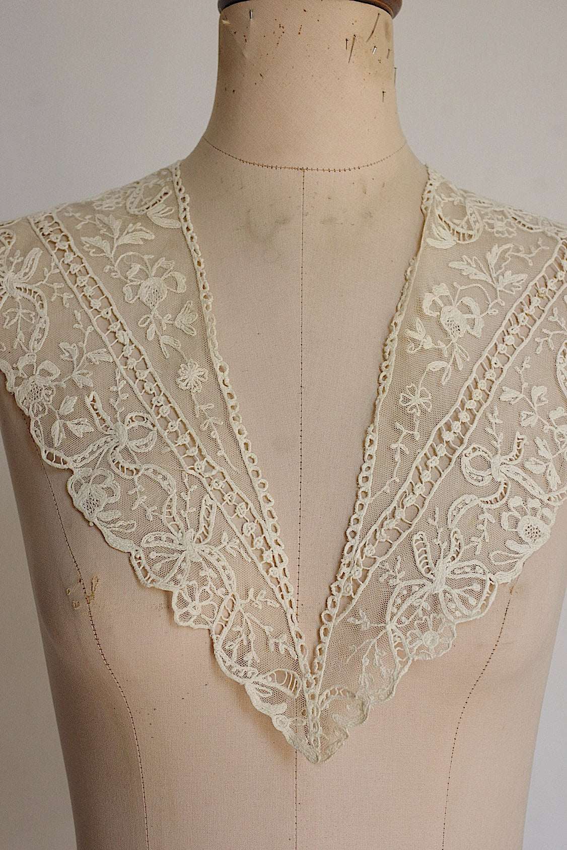 アンティークレース　dentelle ancienne 刺繍レース襟　 .FR a l'epoque