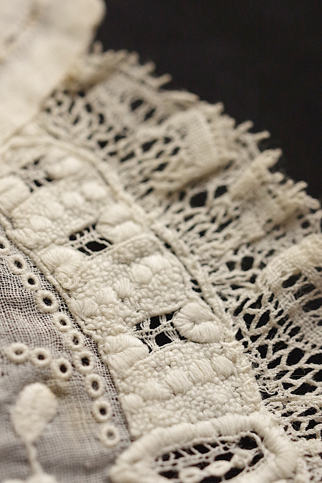 アンティークレース　dentelle ancienne 刺繍小さな襟　2つ　 .FR a l'epoque