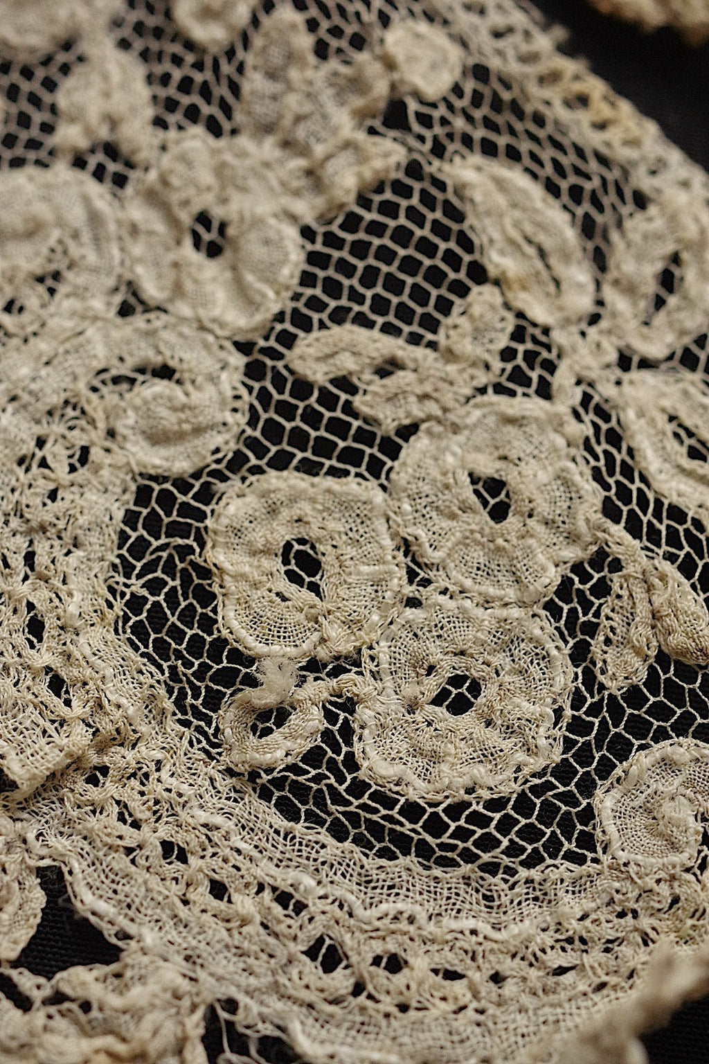 アンティークレース　dentelle ancienne 刺繍小さな襟　2つ　 .FR a l'epoque