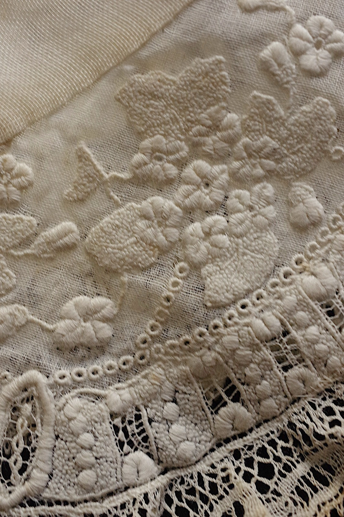 アンティークレース　dentelle ancienne 刺繍小さな襟　2つ　 .FR a l'epoque