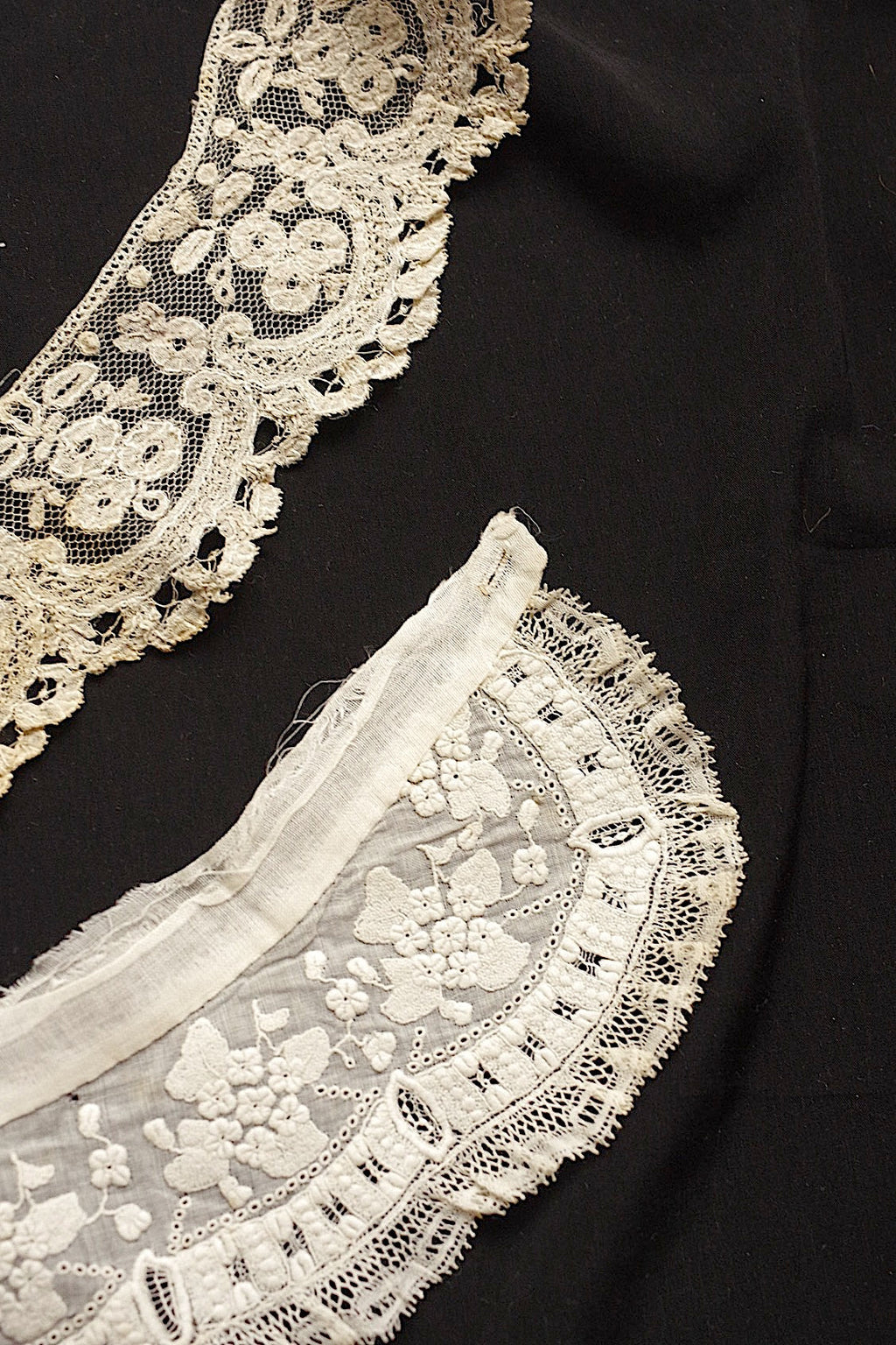 アンティークレース　dentelle ancienne 刺繍小さな襟　2つ　 .FR a l'epoque