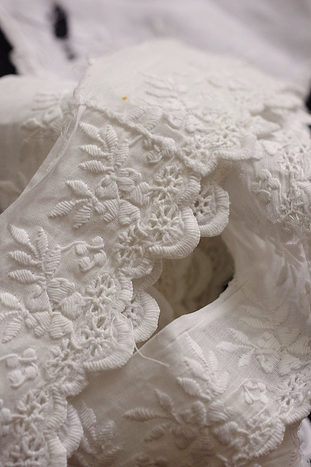 アンティークレース　dentelle ancienne 刺繍テープ　回収品 .FR a l'epoque