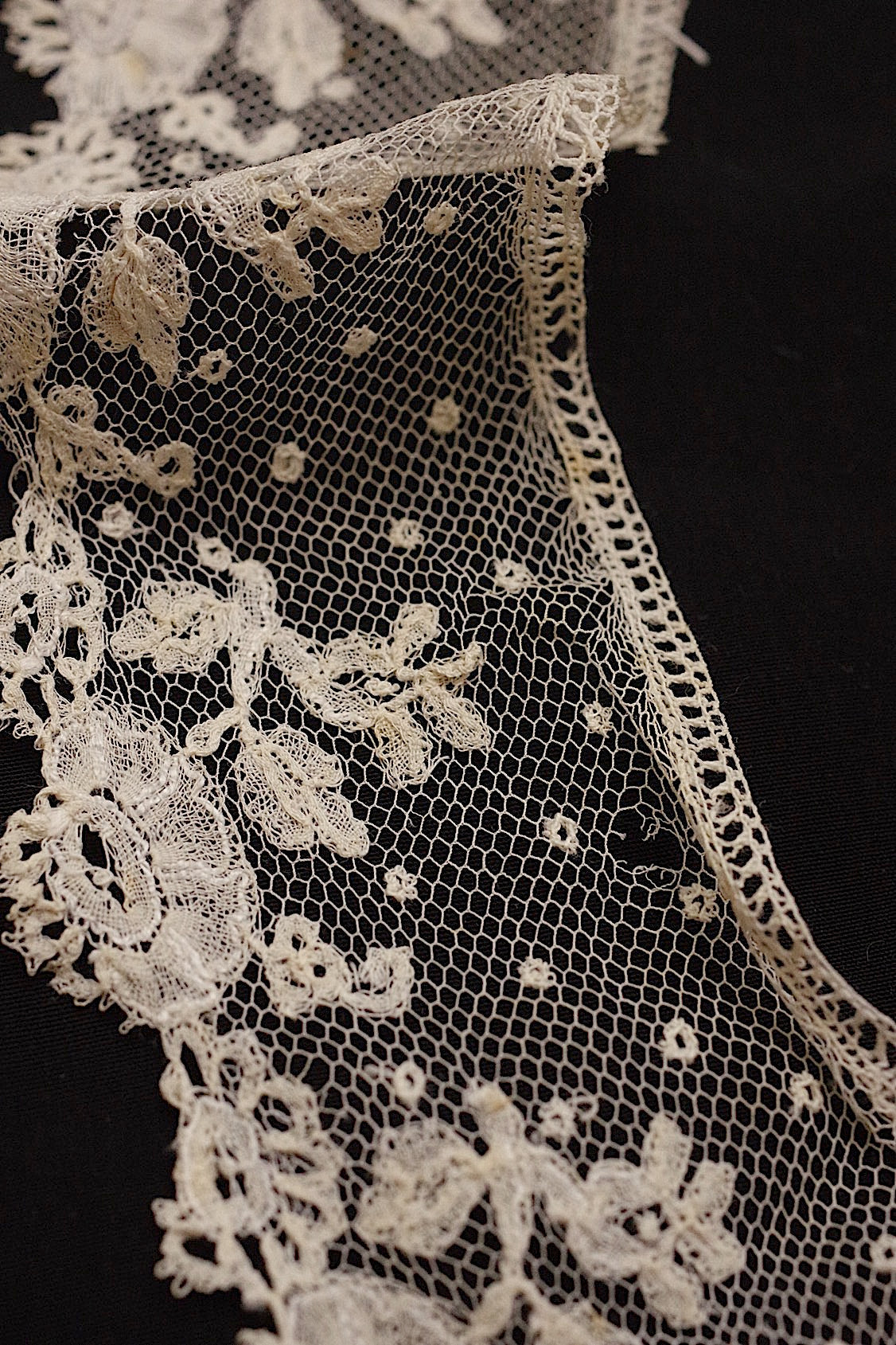 アンティークレース　dentelle ancienne　アプリカッションアングレテール３種 .FR a l'epoque