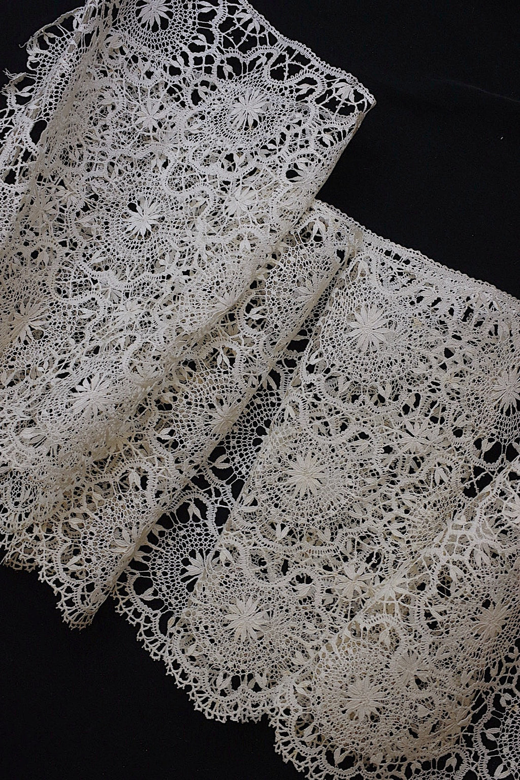 アンティークレース　dentelle ancienne　140cm .FR a l'epoque
