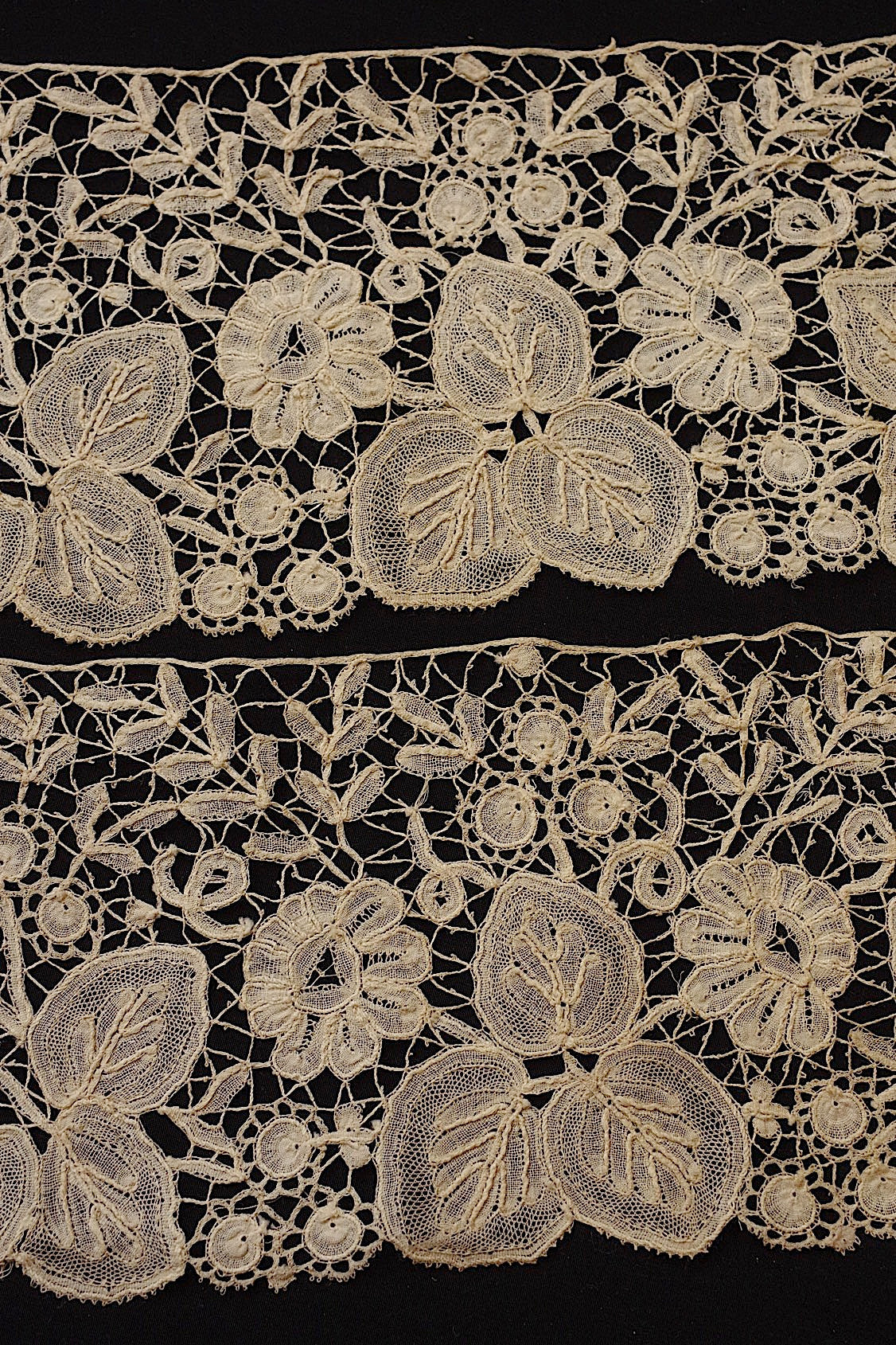 アンティークレース　dentelle ancienne　ホニトン　2 pieces .FR a l'epoque