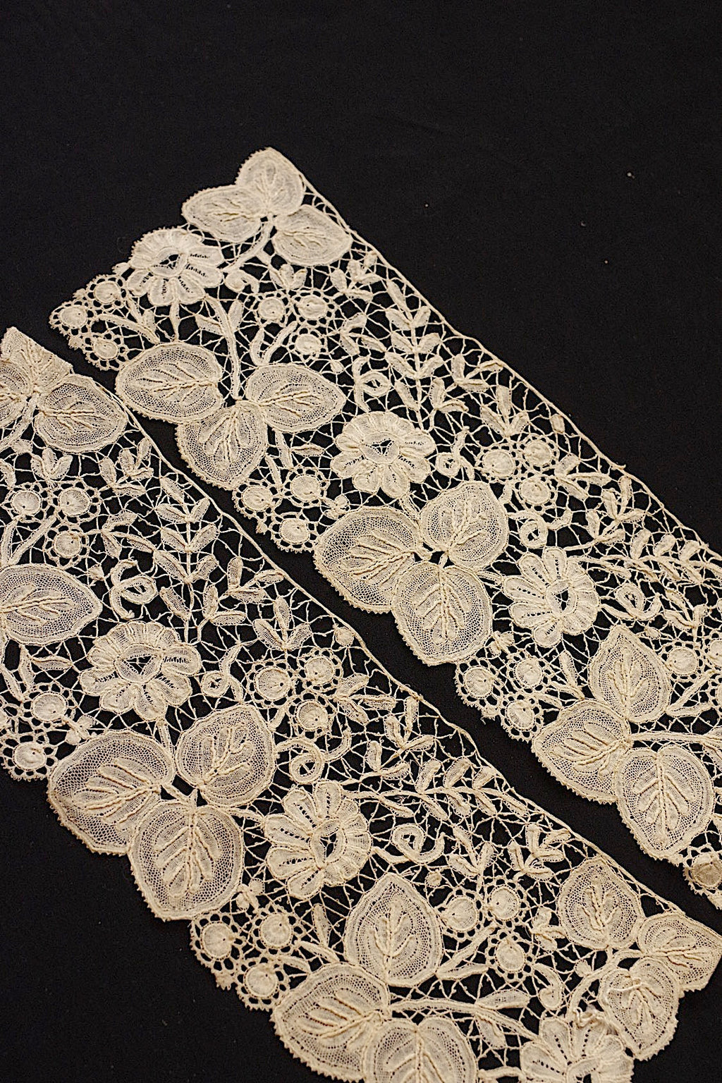 アンティークレース　dentelle ancienne　ホニトン　2 pieces .FR a l'epoque