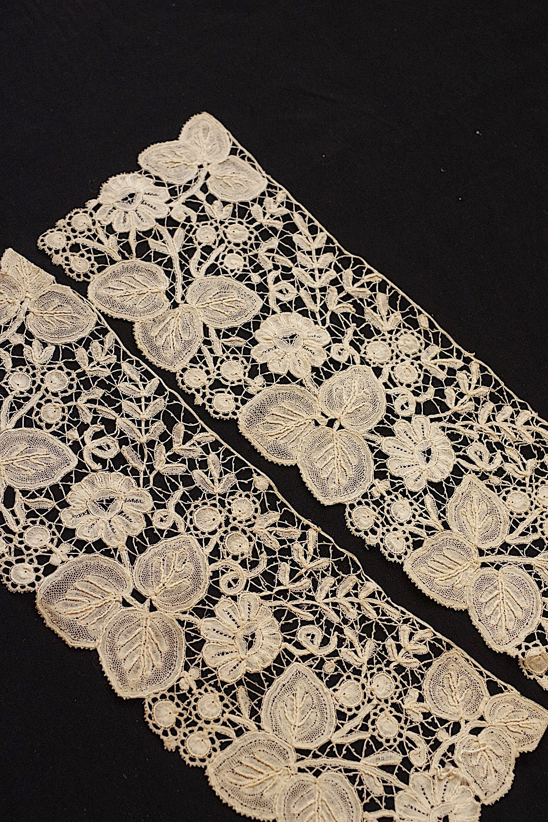 アンティークレース　dentelle ancienne　ホニトン　2 pieces .FR a l'epoque