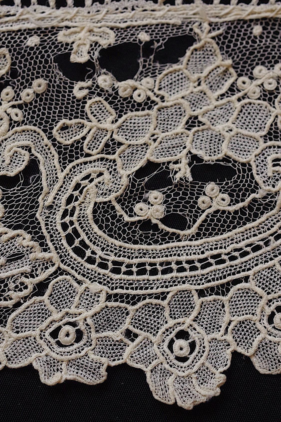 アンティークレース　dentelle ancienne　２種 .FR a l'epoque