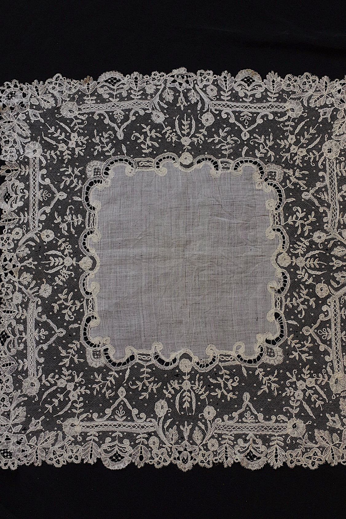 アンティークレース　dentelle ancienne　ハンカチ　アプリカッションアングレテール .FR a l'epoque