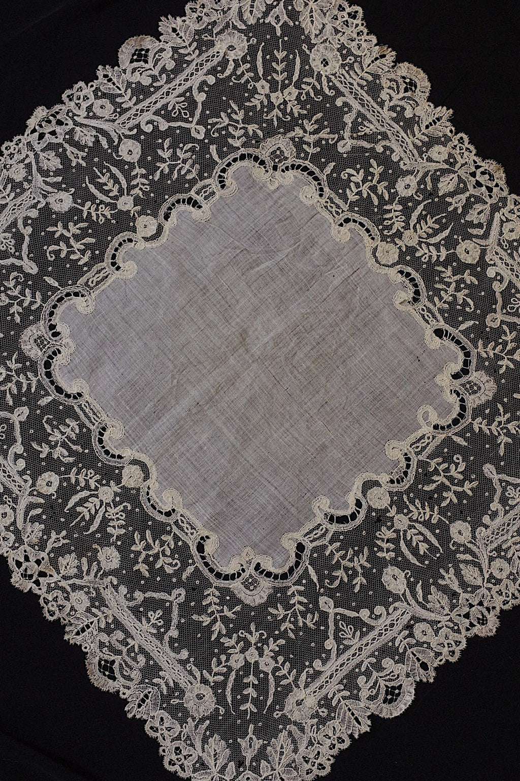 アンティークレース　dentelle ancienne　ハンカチ　アプリカッションアングレテール .FR a l'epoque