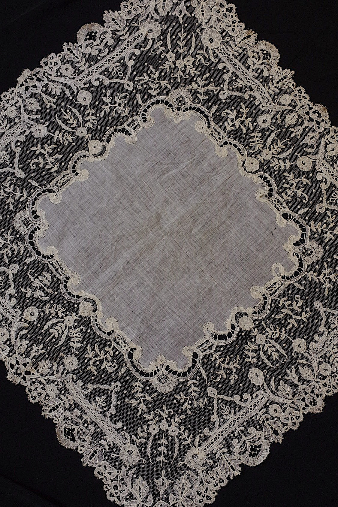 アンティークレース　dentelle ancienne　ハンカチ　アプリカッションアングレテール .FR a l'epoque