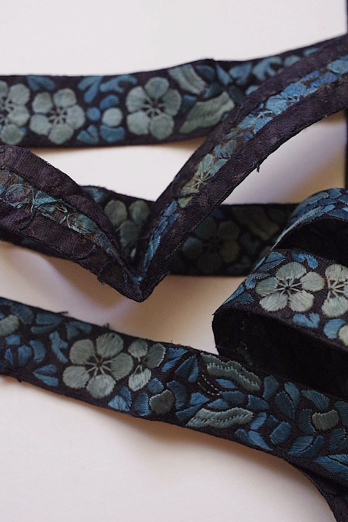 アンティーク刺繍　ruban antique 刺繍リボン　 .FR a l'epoque