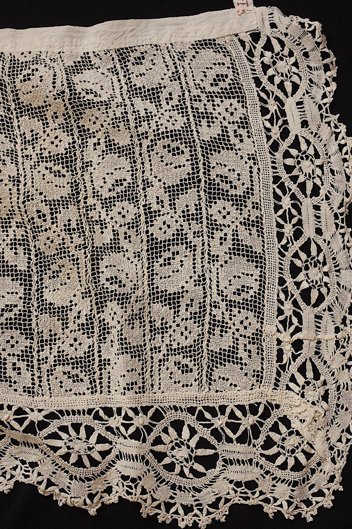 フランスアンティークレース　花刺繍レース　ビンテージレース France製 49㎝ アンティークレース 刺繍のお花付き C1055