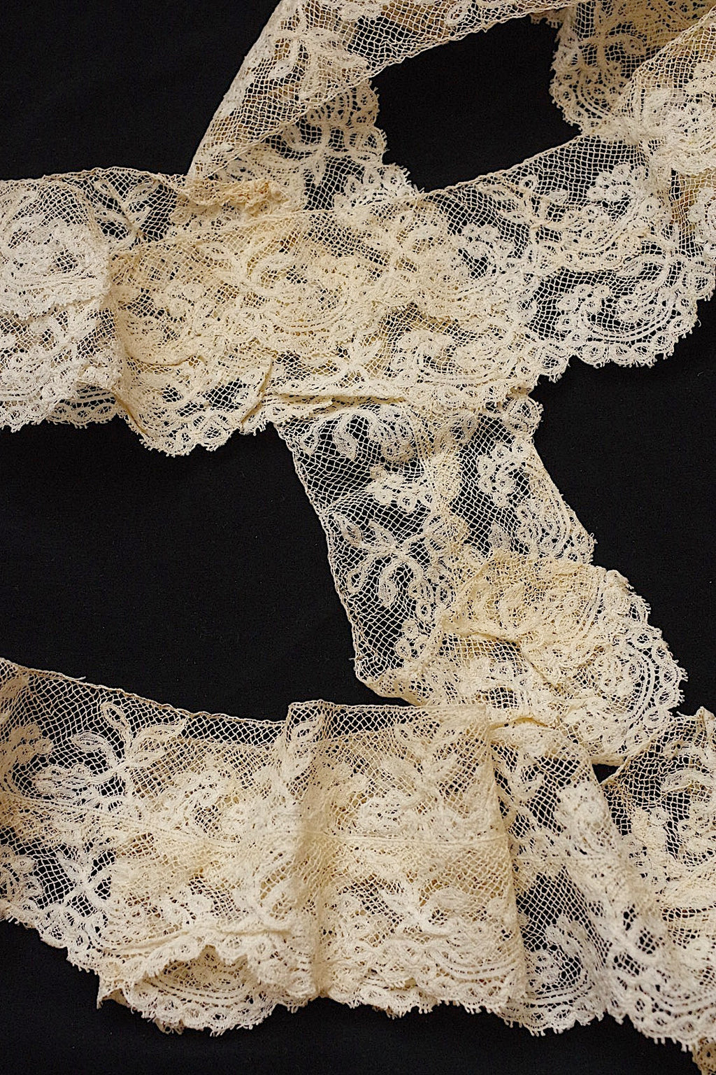 アンティークレース/dentelle ancien/antique lace/100cm 110cm .FR a l'epoque