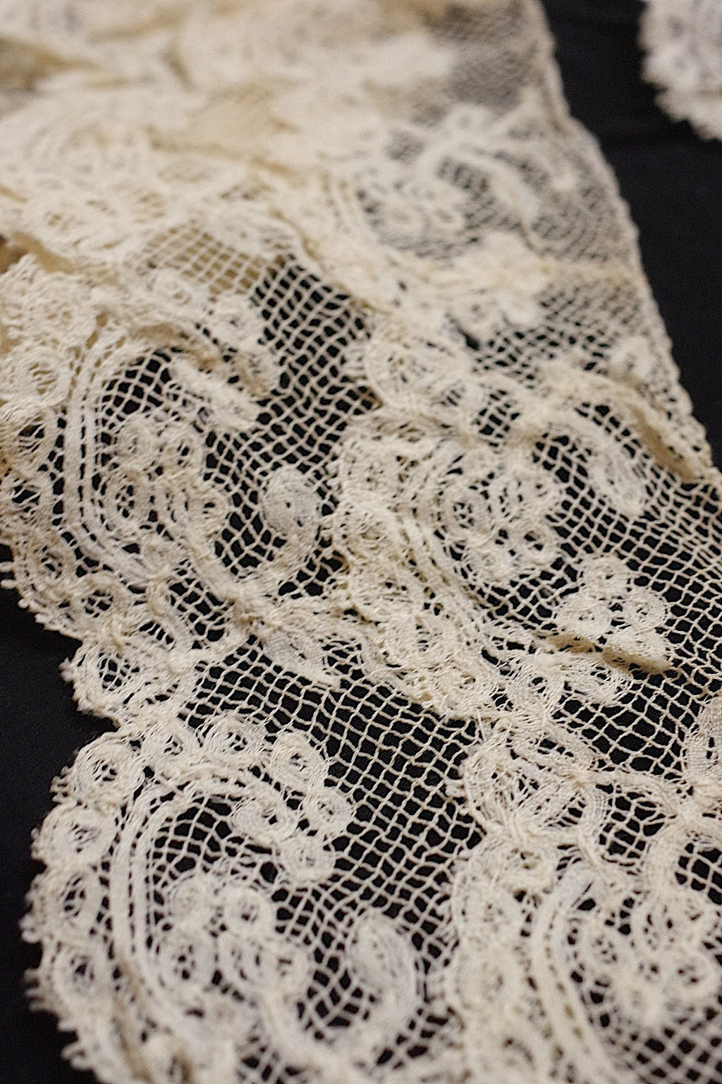 アンティークレース/dentelle ancien/antique lace/100cm 110cm .FR a l'epoque