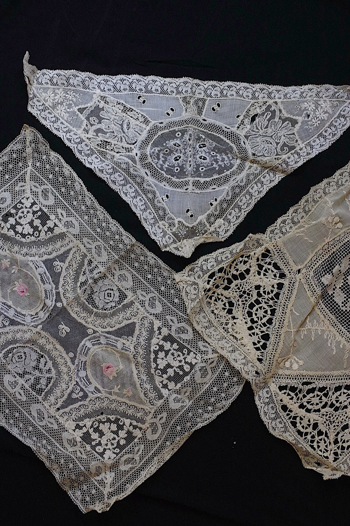 アンティークレース/dentelle ancien/antique lace/nappron .FR a l'epoque