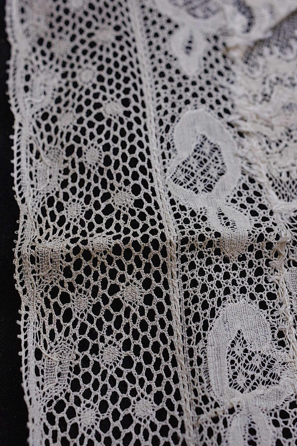 アンティークレース/dentelle ancien/antique lace/nappron .FR a l'epoque