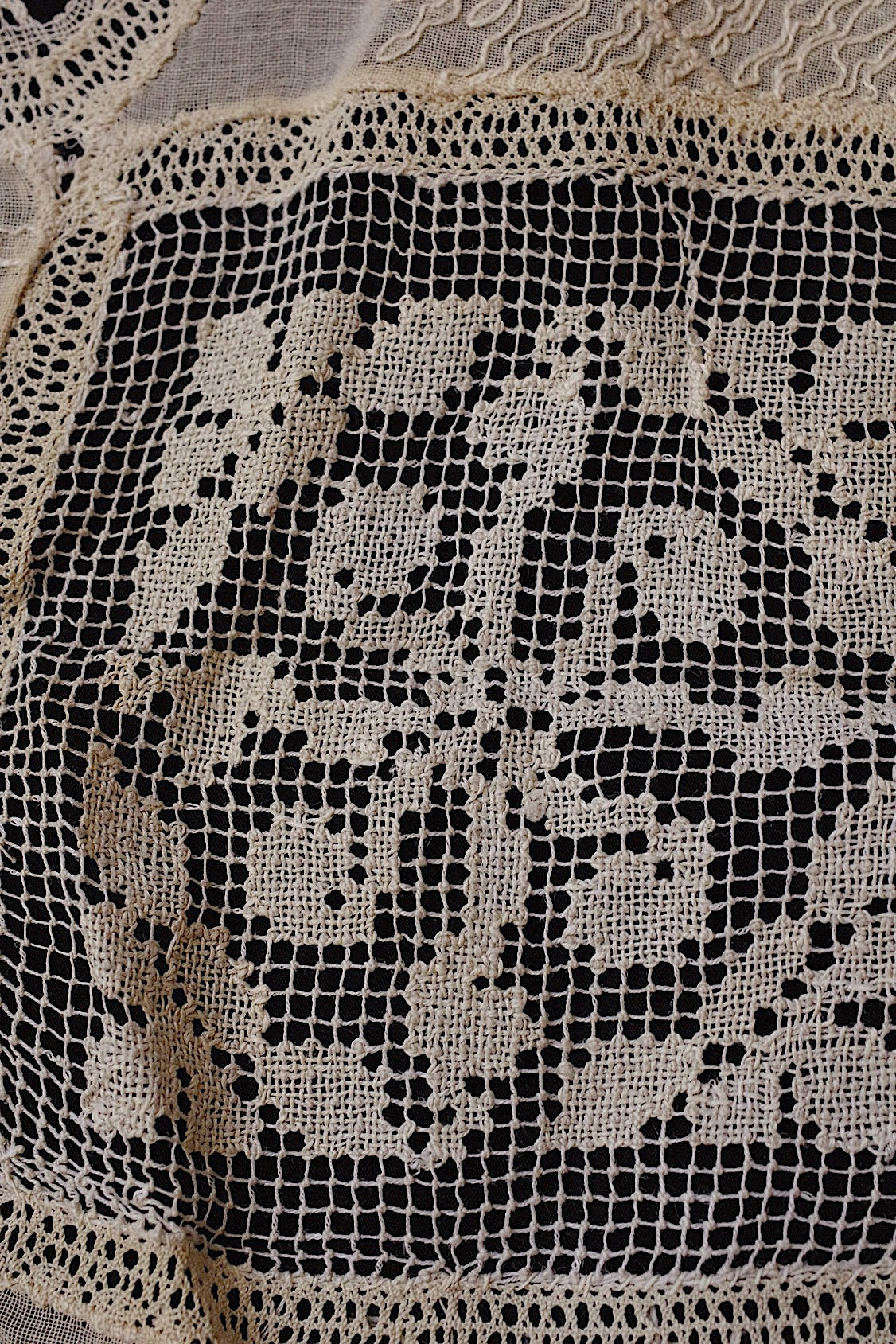 アンティークレース/dentelle ancien/antique lace/nappron .FR a l'epoque