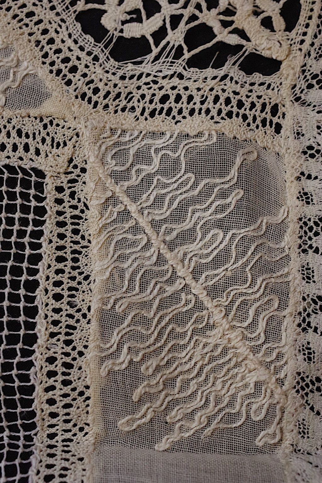 アンティークレース/dentelle ancien/antique lace/nappron .FR a l'epoque