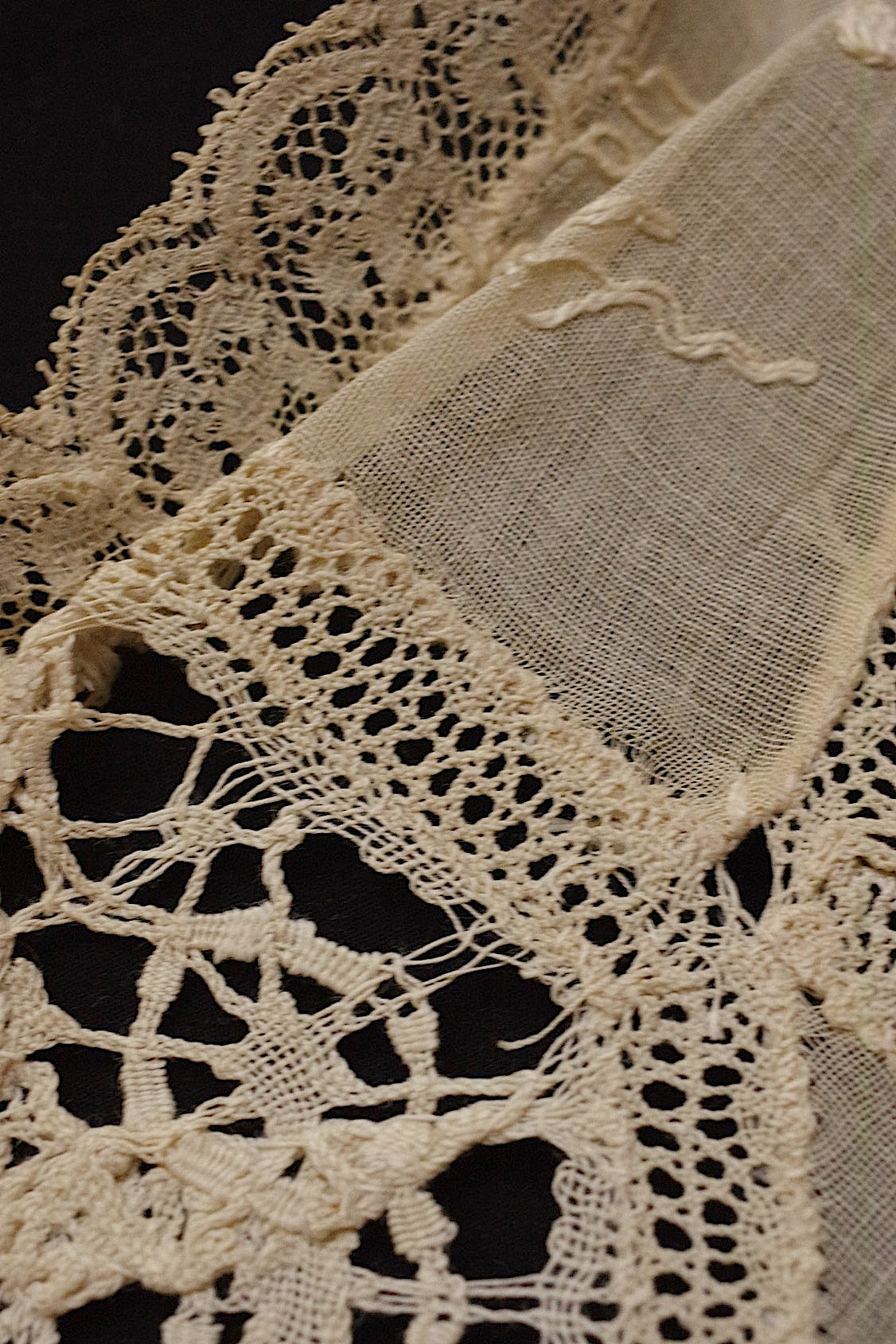 アンティークレース/dentelle ancien/antique lace/nappron .FR a l'epoque