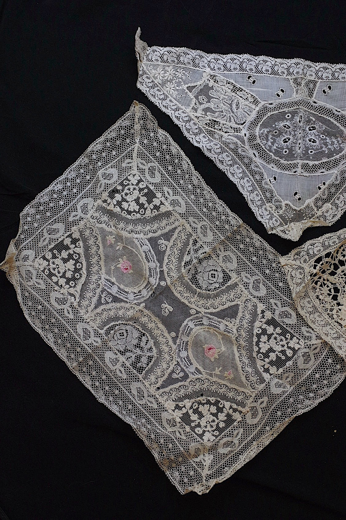 アンティークレース/dentelle ancien/antique lace/nappron .FR a l'epoque