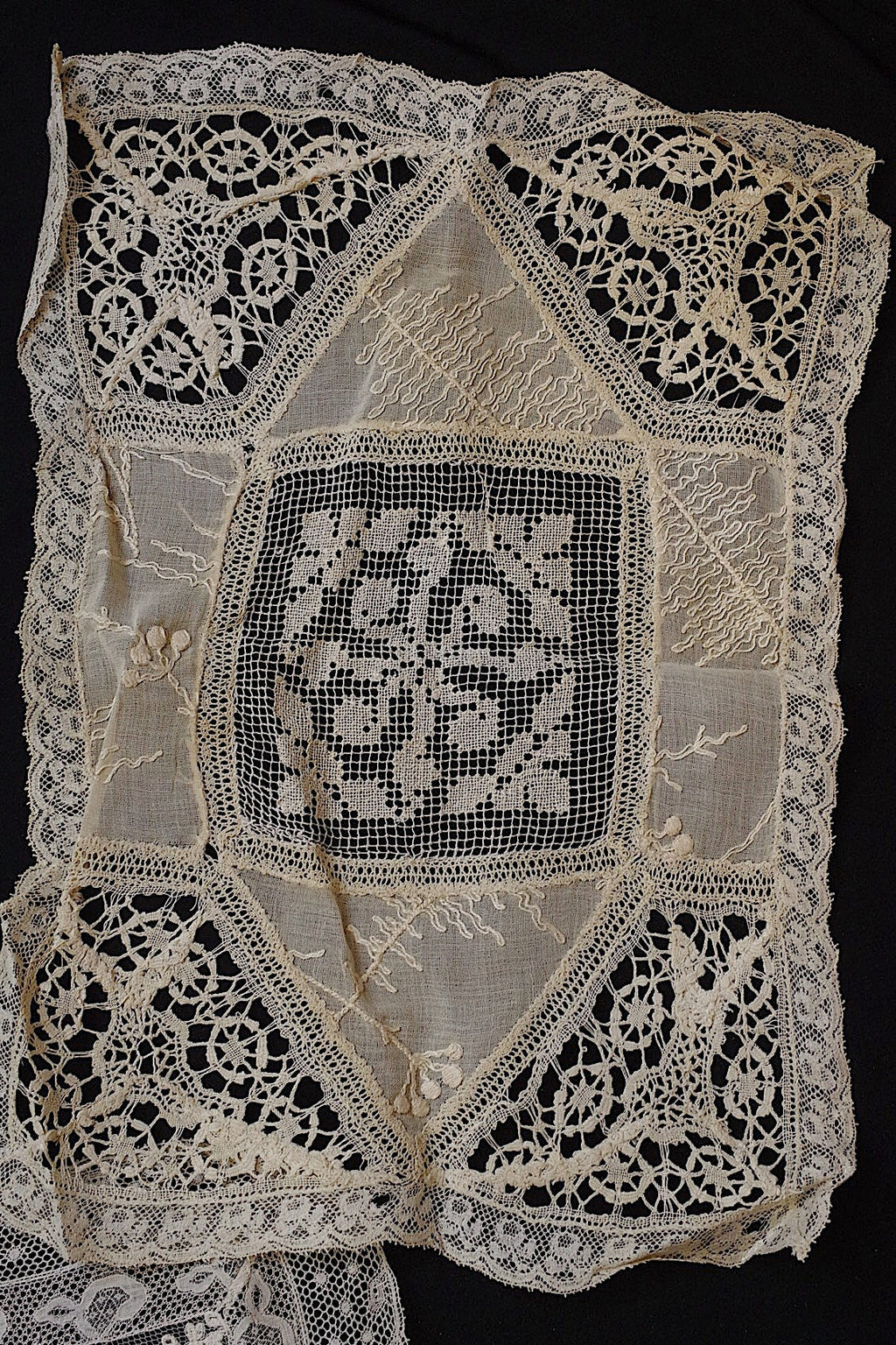 アンティークレース/dentelle ancien/antique lace/nappron .FR a l'epoque