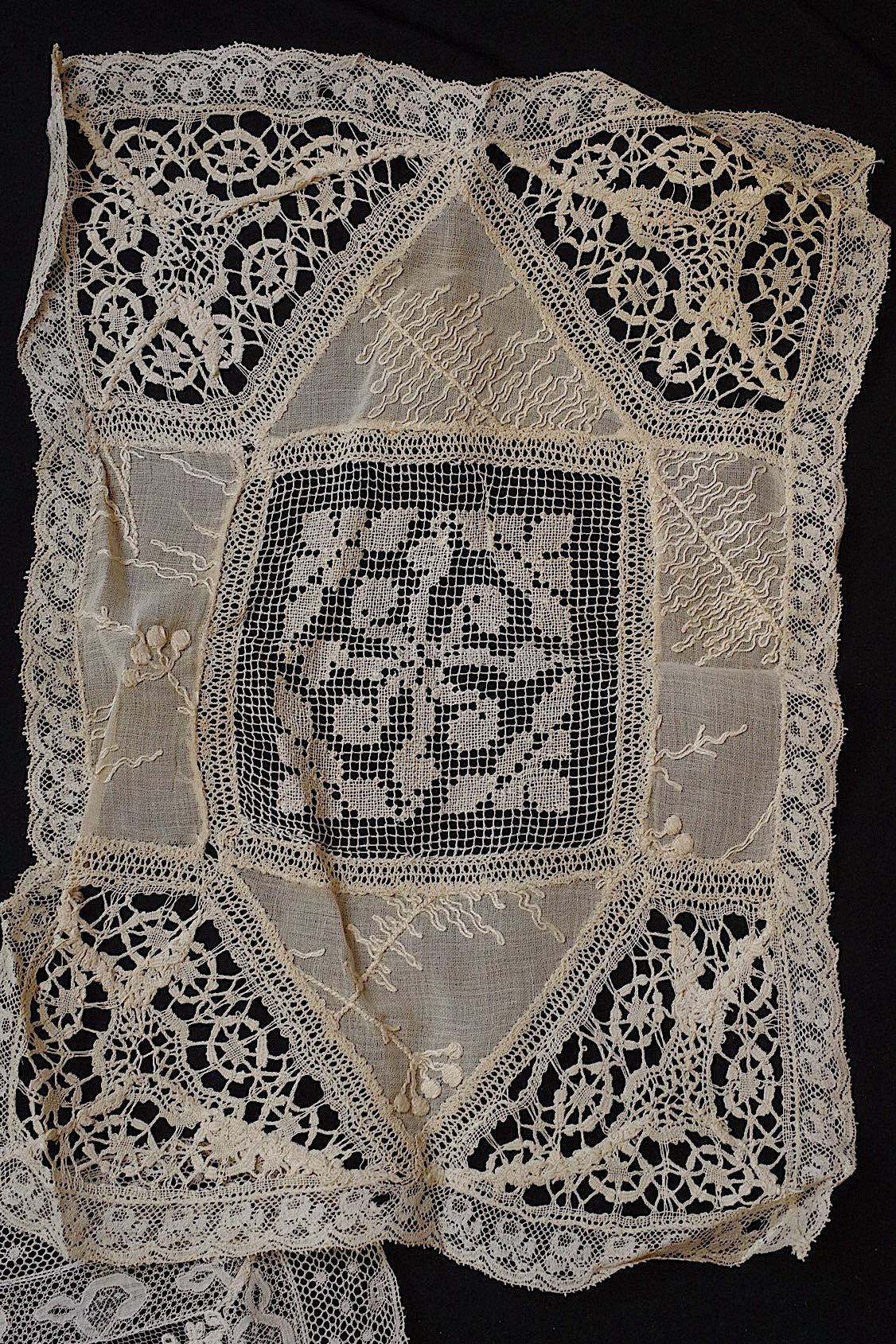 アンティークレース/dentelle ancien/antique lace/nappron .FR a l'epoque