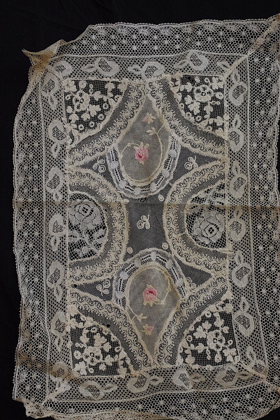 アンティークレース/dentelle ancien/antique lace/nappron .FR a l'epoque