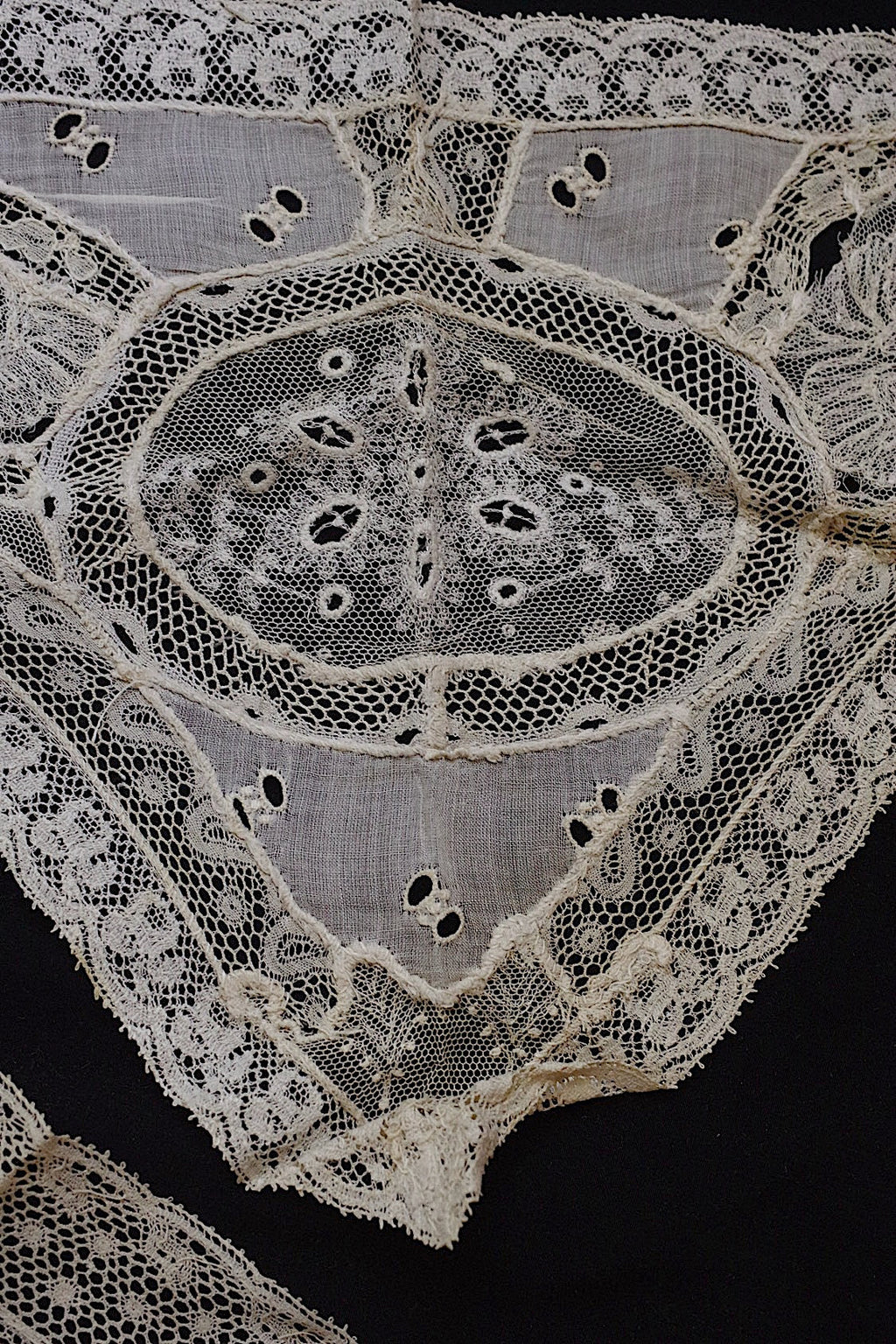 アンティークレース/dentelle ancien/antique lace/nappron .FR a l'epoque