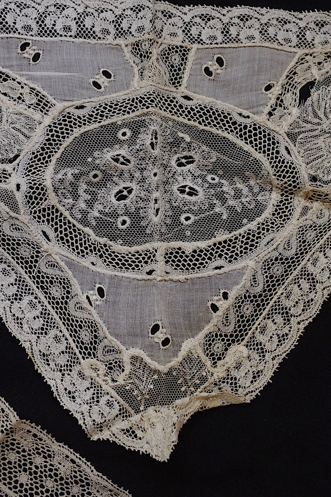 アンティークレース/dentelle ancien/antique lace/nappron .FR a l'epoque