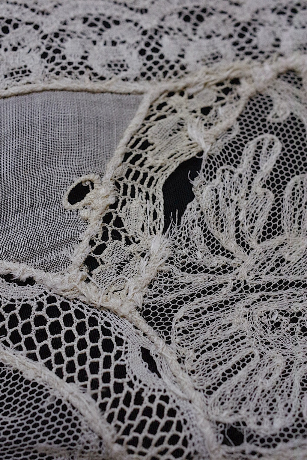 アンティークレース/dentelle ancien/antique lace/nappron .FR a l'epoque