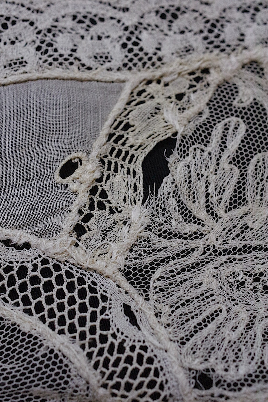 アンティークレース/dentelle ancien/antique lace/nappron .FR a l'epoque