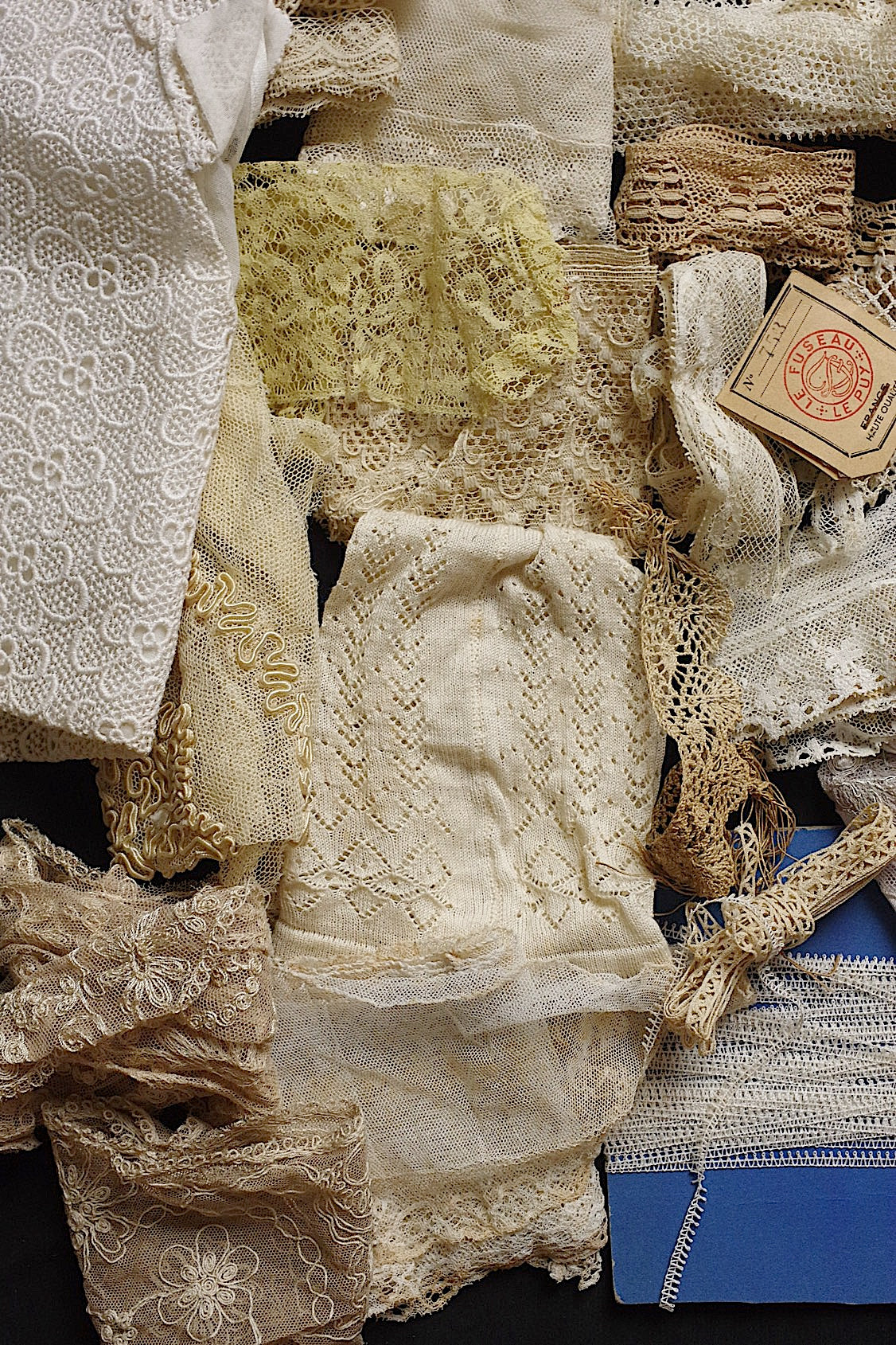 アンティークレース箱入り/dentelle ancienne/antique lace .FR a l'epoque