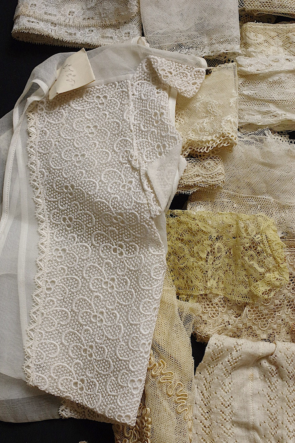 アンティークレース箱入り/dentelle ancienne/antique lace .FR a l'epoque