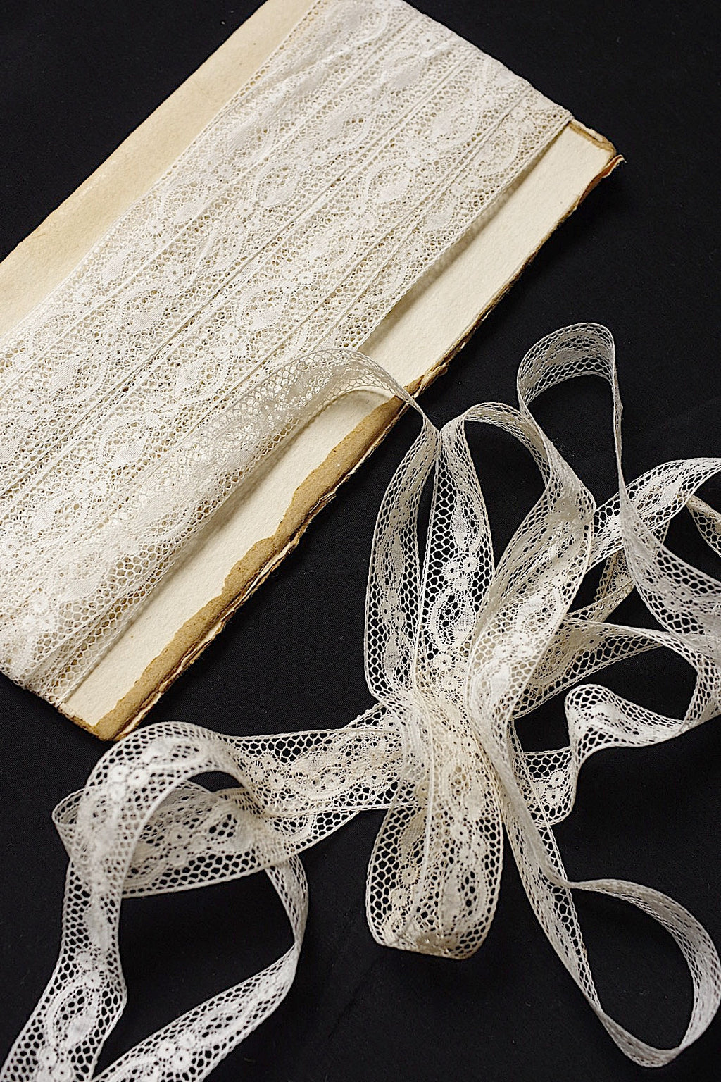 アンティークレース 1085cm/dentelle ancienne/antique lace　宿木柄 .FR a l'epoque