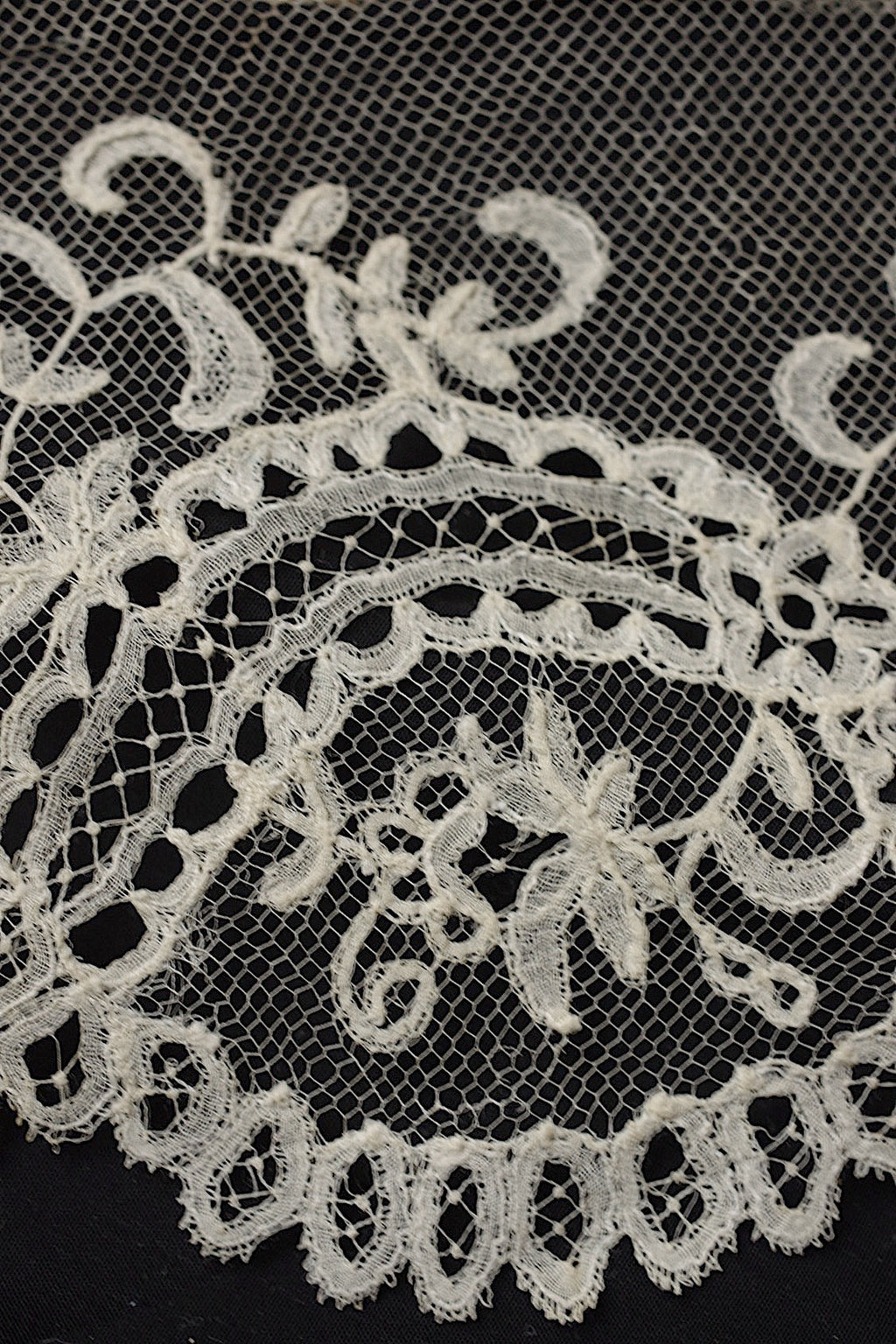 アンティークレース アプリカッションアングレテール/dentelle ancienne/antique lace .FR a l'epoque