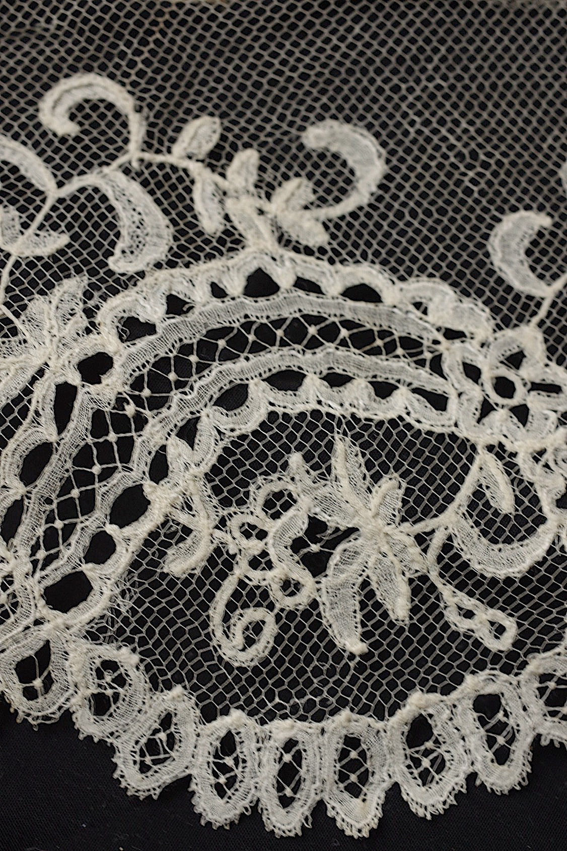 アンティークレース アプリカッションアングレテール/dentelle ancienne/antique lace .FR a l'epoque