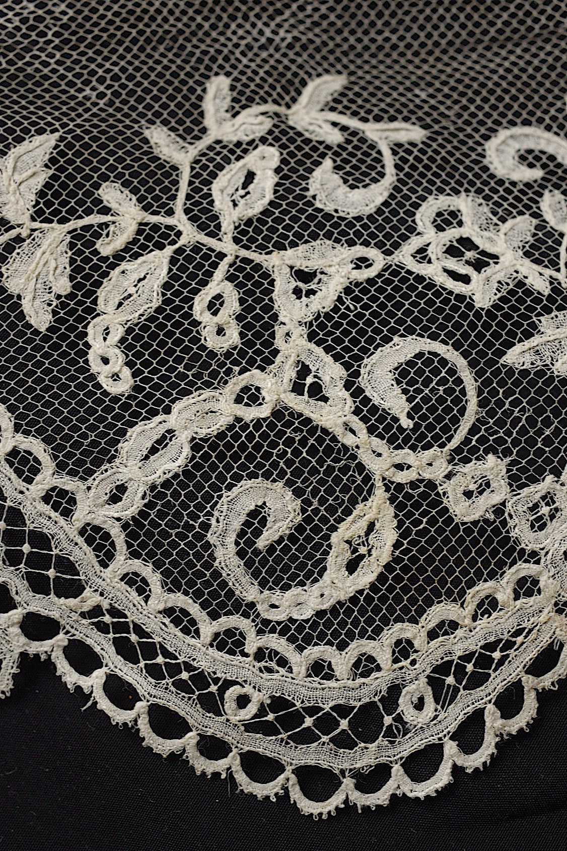 アンティークレース アプリカッションアングレテール/dentelle ancienne/antique lace .FR a l'epoque