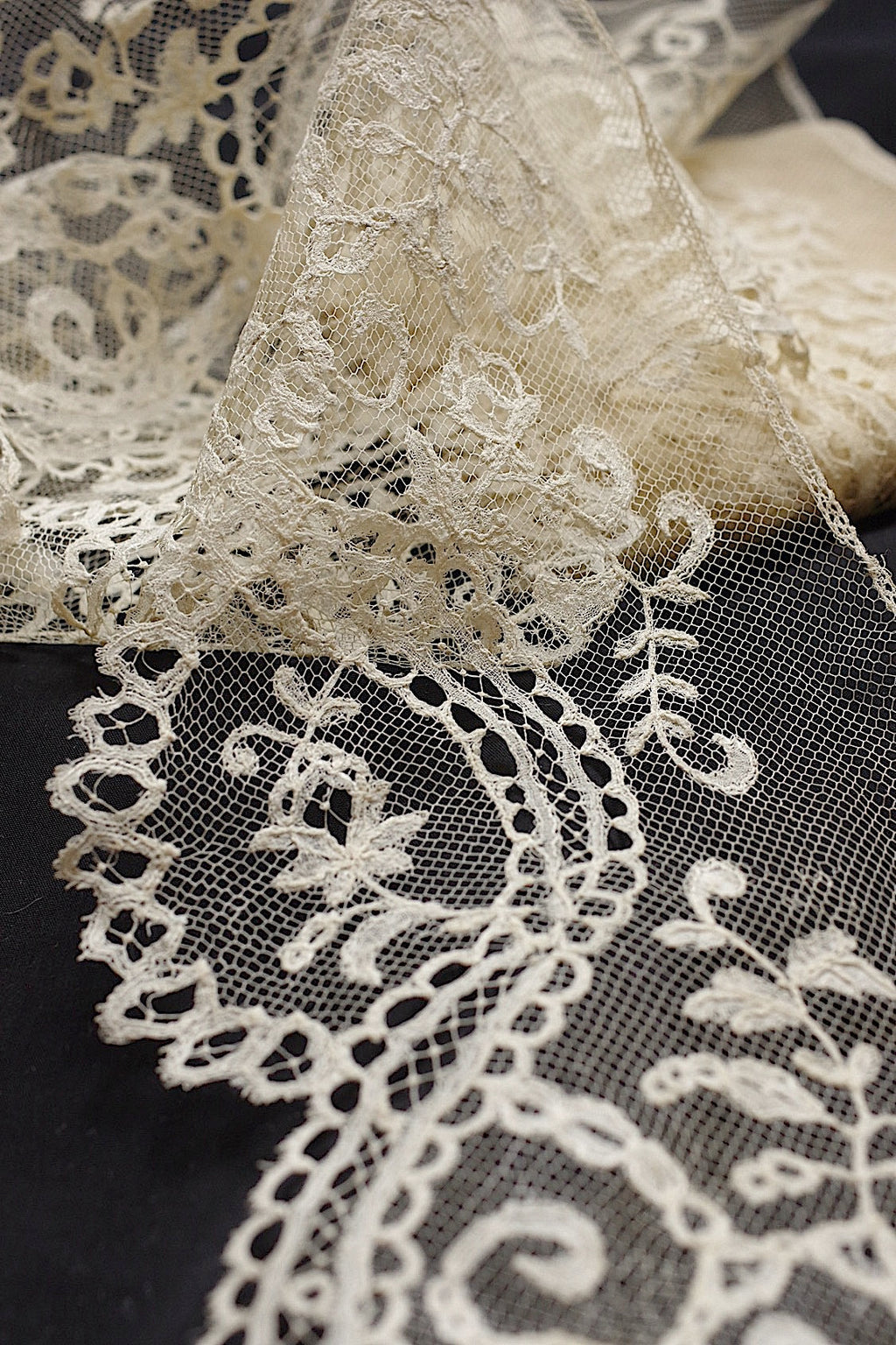 アンティークレース アプリカッションアングレテール/dentelle ancienne/antique lace .FR a l'epoque